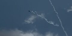 محاولة إسقاط مروحية إسرائيلية بصاروخ في غزة