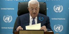 “مفتاح العودة” على صدر عباس يشعل غضب إسرائيل