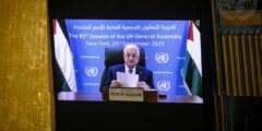 عباس يشترط إنهاء دور حماس ويعلن استعداده للعمل مع ترامب لتحقيق السلام